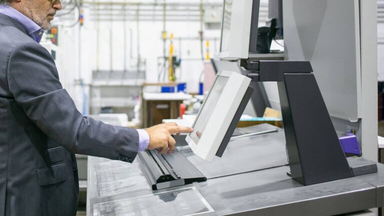 LCD screen manufacturer